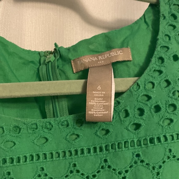 Banana Republic green lace sleeveless blouse. - Picture 2 of 5
